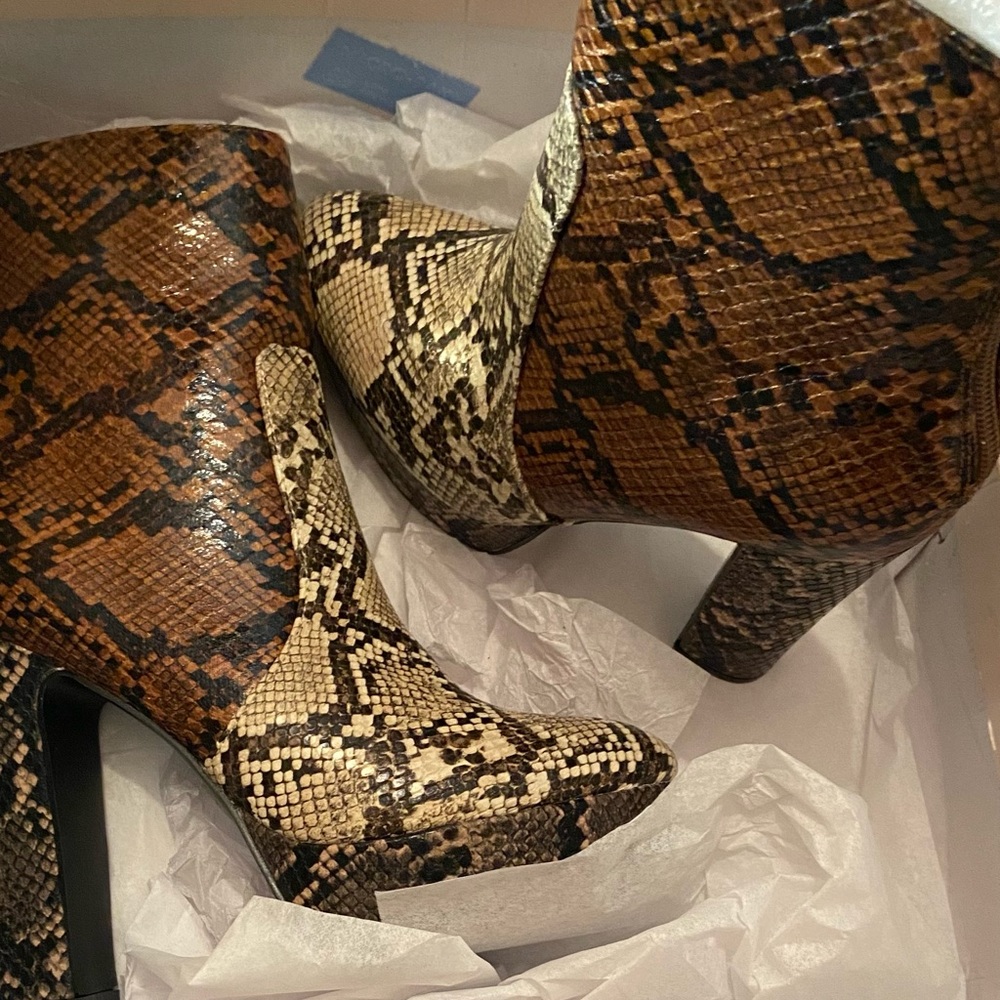 platform boots,Listed as 7 fits like 6.5